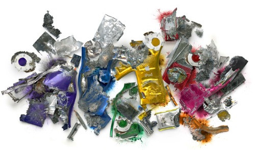 Những gì còn sót lại của một lô lốc iPod nano. Những gì còn sót lại của một lô lốc iPod nano.