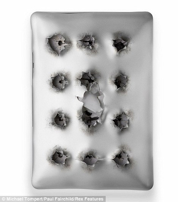 Mặt sau bị thủng 9 lỗ của iPad. Mặt sau bị thủng 9 lỗ của iPad.