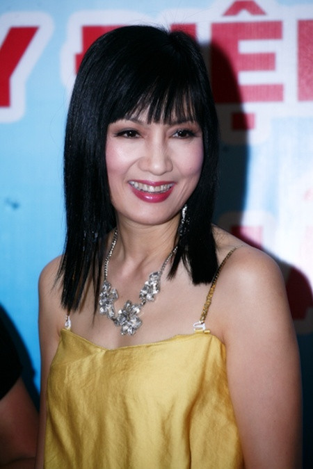 Hiền Mai có gương mặt hiền lành và phúc hậu, tuy thế, gương mặt trắng bóc kia xem ra chẳng liên quan đến làn da ngăm của cô. Hiền Mai có gương mặt hiền lành và phúc hậu, tuy thế, gương mặt trắng bóc kia xem ra chẳng liên quan đến làn da ngăm của cô.