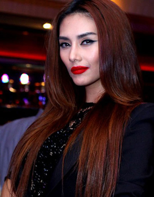 Hoàng Yến với gương mặt "dọa trẻ con". Hoàng Yến với gương mặt "dọa trẻ con".