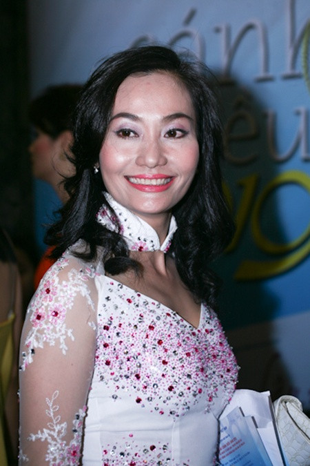 Hạnh Thúy hình như đã quá "mạnh tay" khi dùng phấn. Hạnh Thúy hình như đã quá "mạnh tay" khi dùng phấn.