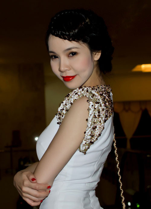 Ngọc Bích với khuôn mặt bự phấn không kém. Ngọc Bích với khuôn mặt bự phấn không kém.