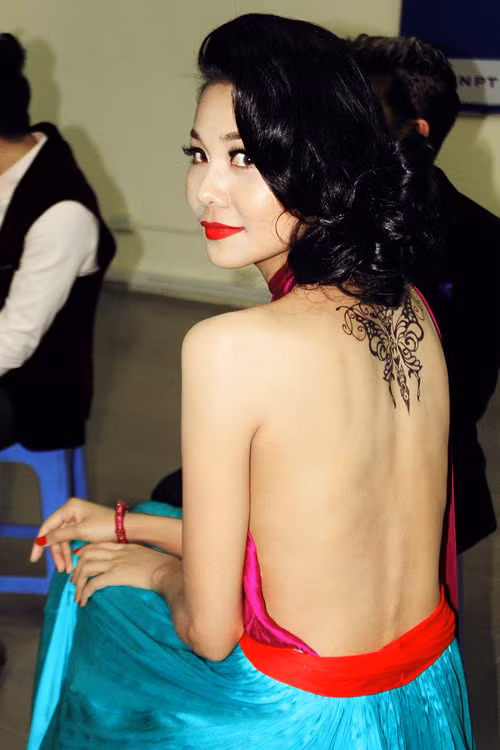 Siêu mẫu Thanh Hằng "phong phanh" lưng trần trong bộ váy yếm hàng hiệu sexy và đắt đỏ.