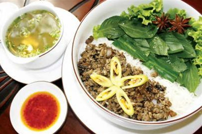 9. Phở khô Gia Lai Bí quyết nấu phở khô ngon theo các chủ quán phở có tiếng thì ngoài một số bí quyết gia truyền không tiện nói ra thì việc còn lại chính là nguyên liệu phải thật tươi, ngon và đảm bảo an toàn vệ sinh thực phẩm. Ngoài nước dùng đậm đà, thanh ngọt thì việc trụng bánh phở cũng có bí quyết riêng. Bánh phở trụng phải vừa ăn, dai, không nát, không vón cục để thực khách dễ dàng pha chế với tương nâu, xì dầu, tương ớt cho vừa khẩu vị của từng người. 9. Phở khô Gia Lai Bí quyết nấu phở khô ngon theo các chủ quán phở có tiếng thì ngoài một số bí quyết gia truyền không tiện nói ra thì việc còn lại chính là nguyên liệu phải thật tươi, ngon và đảm bảo an toàn vệ sinh thực phẩm. Ngoài nước dùng đậm đà, thanh ngọt thì việc trụng bánh phở cũng có bí quyết riêng. Bánh phở trụng phải vừa ăn, dai, không nát, không vón cục để thực khách dễ dàng pha chế với tương nâu, xì dầu, tương ớt cho vừa khẩu vị của từng người.