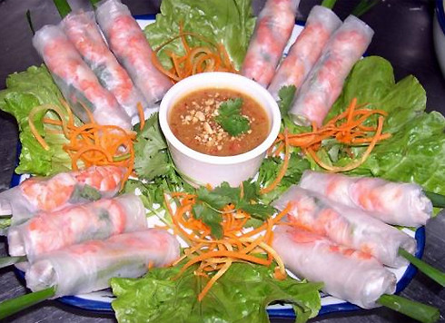 11. Gỏi cuốn Sài Gòn Gỏi cuốn đơn giản chỉ là cái bánh tráng mỏng, mềm, dai bên ngoài, bên trong cho vài ba con tôm, mấy lát thịt ba rọi luộc, chút bún tươi, vài cọng hẹ sống xanh ló ra ngoài, thêm ít giá, rau thơm, xà lách… cuốn lại. Yếu tố quyết định lại ở nước chấm. Mắm nêm được chọn là loại nước chấm dùng cho gỏi cuốn ngon hơn cả, mắm nêm được pha cùng tỏi ớt giã nhuyễn, chanh đường để nước chấm có đủ vị mặn, ngọt, chua, cay, thêm một ít thơm bằm nhuyễn để món chấm có vị thanh dịu. Cũng có thể dùng nước mắm chua ngọt hoặc tương. Mỗi thứ nước chấm cho món gỏi một hương vị ngon, lạ khác nhau. 11. Gỏi cuốn Sài Gòn Gỏi cuốn đơn giản chỉ là cái bánh tráng mỏng, mềm, dai bên ngoài, bên trong cho vài ba con tôm, mấy lát thịt ba rọi luộc, chút bún tươi, vài cọng hẹ sống xanh ló ra ngoài, thêm ít giá, rau thơm, xà lách… cuốn lại. Yếu tố quyết định lại ở nước chấm. Mắm nêm được chọn là loại nước chấm dùng cho gỏi cuốn ngon hơn cả, mắm nêm được pha cùng tỏi ớt giã nhuyễn, chanh đường để nước chấm có đủ vị mặn, ngọt, chua, cay, thêm một ít thơm bằm nhuyễn để món chấm có vị thanh dịu. Cũng có thể dùng nước mắm chua ngọt hoặc tương. Mỗi thứ nước chấm cho món gỏi một hương vị ngon, lạ khác nhau.