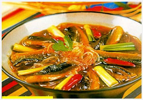 8. Miến lươn Nghệ An Nếu cháo lươn là đặc sản nức tiếng của phố Vinh, thì miến lươn đang dần "lên ngôi" như để tôn vinh loài cá da trơn sinh sống trên ruộng đồng xứ Nghệ này. Trong danh sách 15 món ngon vừa được Tổ chức Kỷ lục Việt Nam lập đề cử lập kỷ lục châu Á, thì miến lươn Nghệ An hiện diện như một món ẩm thực độc đáo vì không quá phụ thuộc vào cách chế biến, cách ăn, mà chủ yếu là từ cái thơm ngon, ngọt bùi, săn chắc, mát bổ... của thịt con lươn. 8. Miến lươn Nghệ An Nếu cháo lươn là đặc sản nức tiếng của phố Vinh, thì miến lươn đang dần "lên ngôi" như để tôn vinh loài cá da trơn sinh sống trên ruộng đồng xứ Nghệ này. Trong danh sách 15 món ngon vừa được Tổ chức Kỷ lục Việt Nam lập đề cử lập kỷ lục châu Á, thì miến lươn Nghệ An hiện diện như một món ẩm thực độc đáo vì không quá phụ thuộc vào cách chế biến, cách ăn, mà chủ yếu là từ cái thơm ngon, ngọt bùi, săn chắc, mát bổ... của thịt con lươn.