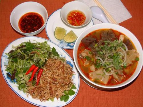 2. Bún bò Huế Theo Tổ chức Kỷ Lục Việt Nam - Vietkings, bún bò Huế là một trong những món ăn mang hương vị đặc trưng của xứ Huế. Một tô bún bò không chỉ đậm đà vị béo của thịt, chả, mùi thơm của sả, vị cay của ớt, mà còn đẹp mắt bởi mầu đỏ đặc trưng của dầu ăn và hạt điều. Đây là món ăn Huế rất cầu kỳ trong cách chế biến. 2. Bún bò Huế Theo Tổ chức Kỷ Lục Việt Nam - Vietkings, bún bò Huế là một trong những món ăn mang hương vị đặc trưng của xứ Huế. Một tô bún bò không chỉ đậm đà vị béo của thịt, chả, mùi thơm của sả, vị cay của ớt, mà còn đẹp mắt bởi mầu đỏ đặc trưng của dầu ăn và hạt điều. Đây là món ăn Huế rất cầu kỳ trong cách chế biến.
