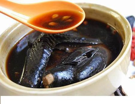 9. Gà ác hoàng kỳ: Hoàng kỳ sống 30 - 50 g, gà ác 1 con. Gà thịt làm sạch lông, bỏ lòng, cho gà cùng hoàng kỳ nấu sôi nhỏ lửa, sau đó vớt bỏ hết váng, để thêm một lúc thì vớt nốt xác hoàng kỳ ra, cho mắm, muối vừa miệng. Dùng mỗi ngày 1 thang này, cần ăn từ 3 đến 10 ngày liền. Công hiệu của món này là ích khí dưỡng tâm, rất có công hiệu với người mắc chứng đái tháo đường mà tâm hư, thận hư, ra mồ hôi trộm. 9. Gà ác hoàng kỳ: Hoàng kỳ sống 30 - 50 g, gà ác 1 con. Gà thịt làm sạch lông, bỏ lòng, cho gà cùng hoàng kỳ nấu sôi nhỏ lửa, sau đó vớt bỏ hết váng, để thêm một lúc thì vớt nốt xác hoàng kỳ ra, cho mắm, muối vừa miệng. Dùng mỗi ngày 1 thang này, cần ăn từ 3 đến 10 ngày liền. Công hiệu của món này là ích khí dưỡng tâm, rất có công hiệu với người mắc chứng đái tháo đường mà tâm hư, thận hư, ra mồ hôi trộm.