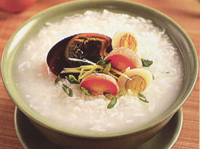 7. Cháo đào nhân: Đào nhân 10 đến 15 g, gạo dẻo 100 g. Giã nát đào nhân ép lấy nước, bỏ bã, cho vào nồi đổ cùng gạo, nước vừa đủ, nấu nhỏ lửa đến nhừ thành cháo là được. Chia ra ăn vào buổi sáng và chiều. Cần ăn vài ngày liền. Công hiệu của món ăn này là hoạt huyết hóa ứ, thích hợp với người mắc chứng đái tháo đường bị kèm thêm bệnh vành tim, khí trệ, huyết ứ. 7. Cháo đào nhân: Đào nhân 10 đến 15 g, gạo dẻo 100 g. Giã nát đào nhân ép lấy nước, bỏ bã, cho vào nồi đổ cùng gạo, nước vừa đủ, nấu nhỏ lửa đến nhừ thành cháo là được. Chia ra ăn vào buổi sáng và chiều. Cần ăn vài ngày liền. Công hiệu của món ăn này là hoạt huyết hóa ứ, thích hợp với người mắc chứng đái tháo đường bị kèm thêm bệnh vành tim, khí trệ, huyết ứ.