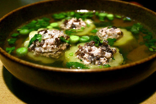 1. Canh khổ qua: Khổ qua 100 g. Rửa sạch khổ qua, xắt lát, cho vào nồi, đổ nước vừa phải nấu thành canh. Chia canh ra 2 lần ăn trong ngày. Công hiệu của món này làm giảm đường huyết, phù hợp trong chứng đái tháo đường bị nhẹ. 1. Canh khổ qua: Khổ qua 100 g. Rửa sạch khổ qua, xắt lát, cho vào nồi, đổ nước vừa phải nấu thành canh. Chia canh ra 2 lần ăn trong ngày. Công hiệu của món này làm giảm đường huyết, phù hợp trong chứng đái tháo đường bị nhẹ.