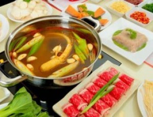 6. Cháo sâm, thiên môn đông: Nhân sâm 6 g, thiên môn đông 30 g, gạo lứt 100 g. Cho gạo lứt vào nồi đổ nước vừa nấu thành cháo. Khi cháo gần nhừ thì cho nhân sâm cùng thiên môn đông đã xắt lát mỏng vào và tiếp tục nấu nhừ thành cháo. Chia ra 2 lần, ăn vào buổi sáng và chiều. Cần phải ăn liền trong 7 - 10 ngày. Công hiệu của món này là ích khí, dưỡng tâm nên thích hợp với chứng đái tháo đường bị kèm theo bệnh mạch vành tim, tâm khí bất túc. 6. Cháo sâm, thiên môn đông: Nhân sâm 6 g, thiên môn đông 30 g, gạo lứt 100 g. Cho gạo lứt vào nồi đổ nước vừa nấu thành cháo. Khi cháo gần nhừ thì cho nhân sâm cùng thiên môn đông đã xắt lát mỏng vào và tiếp tục nấu nhừ thành cháo. Chia ra 2 lần, ăn vào buổi sáng và chiều. Cần phải ăn liền trong 7 - 10 ngày. Công hiệu của món này là ích khí, dưỡng tâm nên thích hợp với chứng đái tháo đường bị kèm theo bệnh mạch vành tim, tâm khí bất túc.