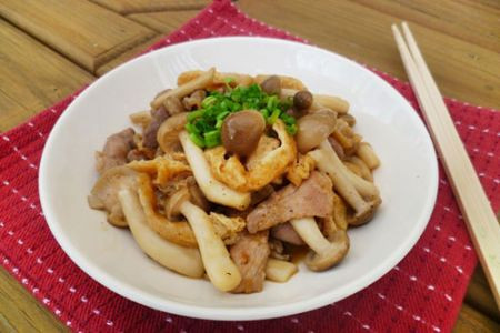 4. Nấm xào thịt nạc: Nấm tươi 250 g, thịt lợn nạc 50 g, dầu mè 25 g, rượu gạo một chút, muối vừa đủ. Rửa sạch nấm, thịt lợn nạc xắt lát, cho vào xào chung với dầu mè, nêm gia vị vừa ăn. Dùng làm thức ăn trong bữa cơm. Công hiệu của món này là dưỡng khí, bổ huyết, tăng sức đề kháng cho cơ thể. Thích hợp với bệnh chứng đái tháo đường có gan nhiễm mỡ mãn tính, khí huyết hư nhược. 4. Nấm xào thịt nạc: Nấm tươi 250 g, thịt lợn nạc 50 g, dầu mè 25 g, rượu gạo một chút, muối vừa đủ. Rửa sạch nấm, thịt lợn nạc xắt lát, cho vào xào chung với dầu mè, nêm gia vị vừa ăn. Dùng làm thức ăn trong bữa cơm. Công hiệu của món này là dưỡng khí, bổ huyết, tăng sức đề kháng cho cơ thể. Thích hợp với bệnh chứng đái tháo đường có gan nhiễm mỡ mãn tính, khí huyết hư nhược.