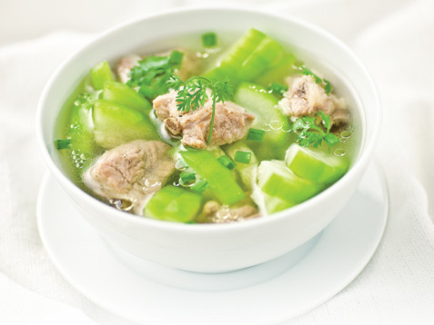 3. Canh đậu đỏ, bí đao: Đậu đỏ và bí đao lượng đủ ăn trong một bữa. Cho đậu đỏ vào cùng nước nấu gần chín, sau mới cho bí đao vào nấu nhừ, uống nước và ăn hết cái, ngày ăn 2 lần, có thể dùng thường xuyên. Công hiệu của món này là lợi tiểu, giải độc nên thích hợp trong chứng đái tháo đường sinh sưng phù, da ghẻ lở, mụn nhọt khó lành. 3. Canh đậu đỏ, bí đao: Đậu đỏ và bí đao lượng đủ ăn trong một bữa. Cho đậu đỏ vào cùng nước nấu gần chín, sau mới cho bí đao vào nấu nhừ, uống nước và ăn hết cái, ngày ăn 2 lần, có thể dùng thường xuyên. Công hiệu của món này là lợi tiểu, giải độc nên thích hợp trong chứng đái tháo đường sinh sưng phù, da ghẻ lở, mụn nhọt khó lành.