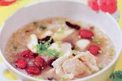 8. Cháo hà thủ ô: Hà thủ ô 30 - 60 g, sơn dược (khoai mài) 40 g, táo đỏ 3 - 5 quả, gạo tẻ thơm 100 g. Nấu kỹ nhỏ lửa hà thủ ô và sơn dược, gạn lấy nước cho gạo và táo đỏ vào nấu nhừ thành cháo, chia ra ăn 2 lần vào buổi sáng và chiều. Công hiệu của món này là tư bổ can, thận, ích khí, dưỡng âm. Thích hợp cho người mắc chứng đái tháo đường kèm theo bệnh vành tim và can, thận đều hư. 8. Cháo hà thủ ô: Hà thủ ô 30 - 60 g, sơn dược (khoai mài) 40 g, táo đỏ 3 - 5 quả, gạo tẻ thơm 100 g. Nấu kỹ nhỏ lửa hà thủ ô và sơn dược, gạn lấy nước cho gạo và táo đỏ vào nấu nhừ thành cháo, chia ra ăn 2 lần vào buổi sáng và chiều. Công hiệu của món này là tư bổ can, thận, ích khí, dưỡng âm. Thích hợp cho người mắc chứng đái tháo đường kèm theo bệnh vành tim và can, thận đều hư.