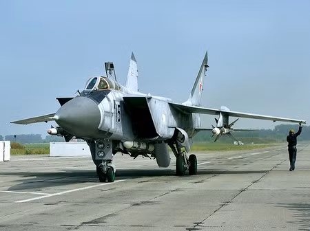 MiG-25, tiền thân của MiG-31 cũng đóng góp vai trò không nhỏ trong những vụ rượt đuổi SR-71.