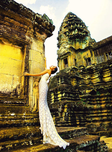 Chiếc váy có phom dáng cổ điển và khá đơn giản nhưng vẫn toát lên được vẻ đẹp kiêu sa. Chiếc váy có phom dáng cổ điển và khá đơn giản nhưng vẫn toát lên được vẻ đẹp kiêu sa.