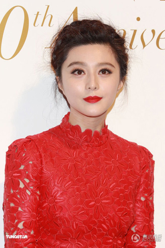 Phạm Băng Băng nổi bật với làn da trắng ngần trên nền bộ váy đỏ rực rỡ.