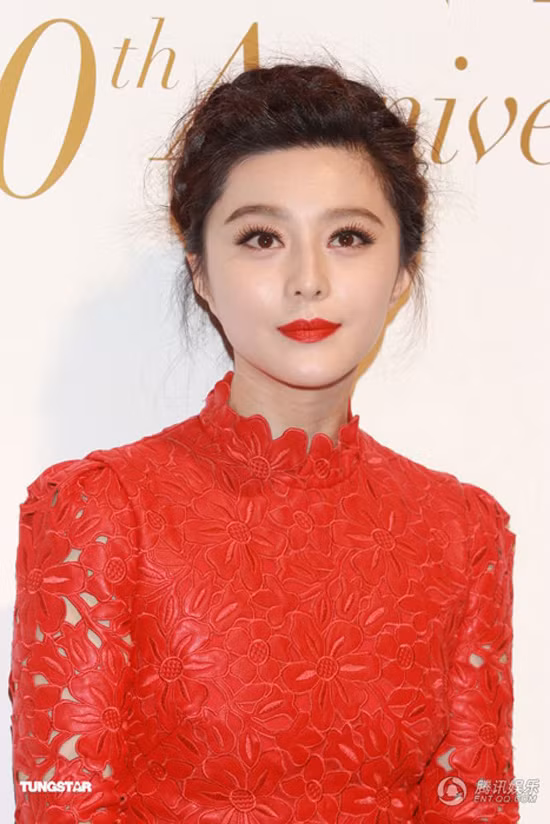 Phạm Băng Băng nổi bật với làn da trắng ngần trên nền bộ váy đỏ rực rỡ.