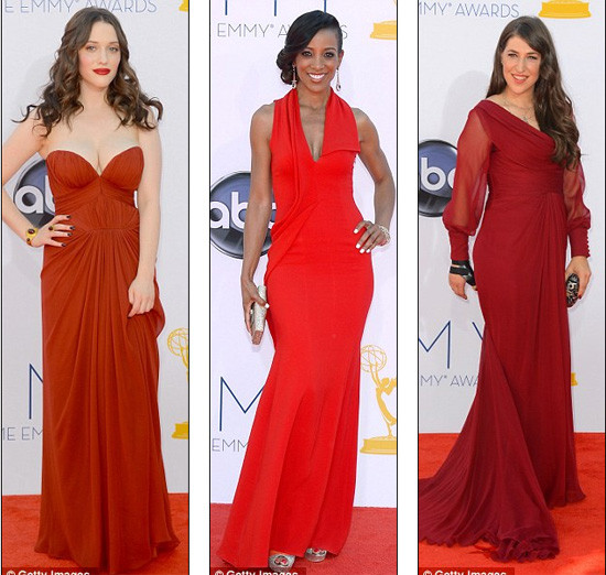 Kat Dennings, Shaun Robinson và Mayim Bialik mặc màu đỏ nóng bỏng. Kat Dennings, Shaun Robinson và Mayim Bialik mặc màu đỏ nóng bỏng.