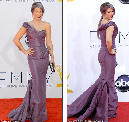 Kelly Osbourne mặc váy tím hiệu Zac Pose. Kelly Osbourne mặc váy tím hiệu Zac Pose.