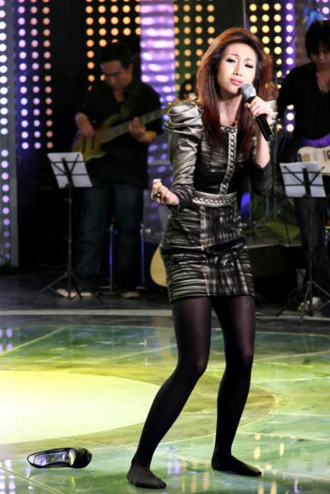 Lều Phương Anh cũng gặp sự cố giày dép khi biểu diễn nên đành đi chân đất.