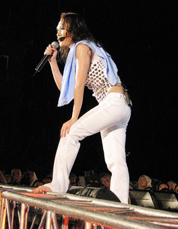 Mỹ Tâm biểu diễn "xung" đến nỗi mất cả guốc.