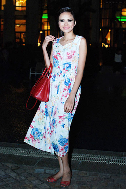 Diễm Hương đi dép lê và diện váy trông rất "quê mùa".
