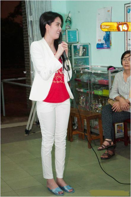 Ngọc Trinh đã khôn khéo khi lựa chọn dép lê trong 1 chương trình từ thiện ở nông thôn.