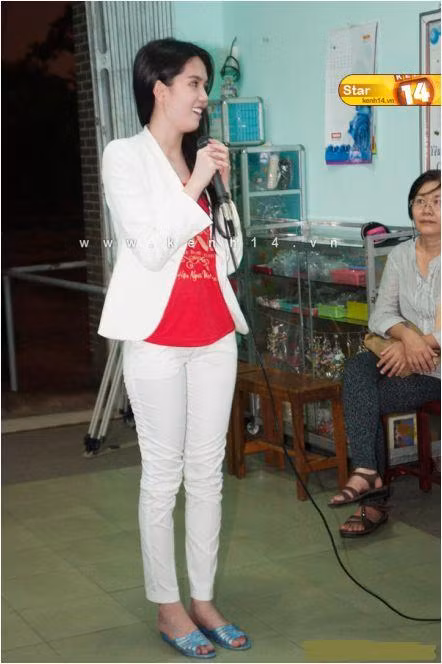 Ngọc Trinh đã khôn khéo khi lựa chọn dép lê trong 1 chương trình từ thiện ở nông thôn.