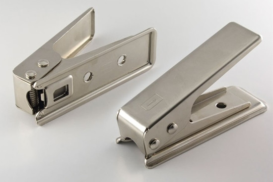 Dụng cụ gần giống loại kìm cắt microSim nhưng khuôn Sim nhỏ hơn. Dụng cụ gần giống loại kìm cắt microSim nhưng khuôn Sim nhỏ hơn.