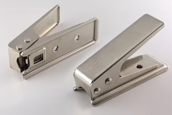 Dụng cụ gần giống loại kìm cắt microSim nhưng khuôn Sim nhỏ hơn.