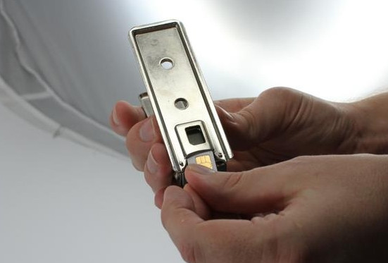 Đưa Sim thông thường vào vị trí. Đưa Sim thông thường vào vị trí.