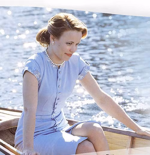 Chiếc váy cài cúc nữ diễn viên Rachel McAdams trong bộ phim Notebook đã từng được bình chọn là một trong 10 bộ váy đẹp nhất của điện ảnh thế giới.