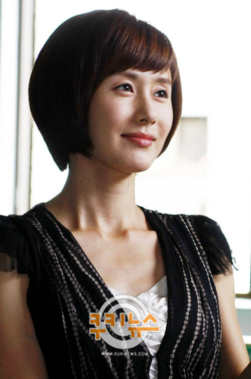 Cô là một trong những nữ diễn viên có lượng phim lớn nhất xứ Hàn với hơn 30 phim truyền hình và gần chục phim điện ảnh đã tham gia.