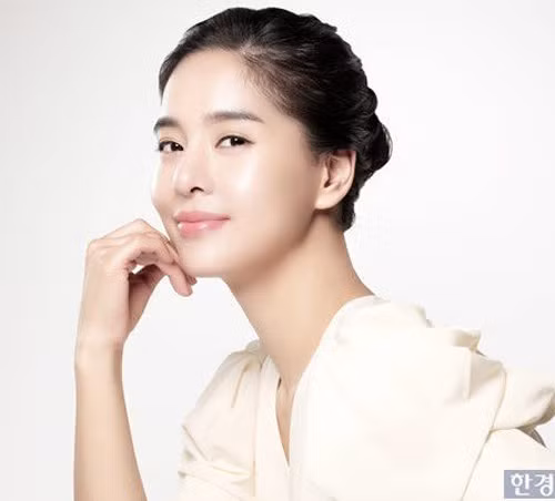 Cô là vợ của ca sĩ Sean Noh, thành viên nhóm nhạc Jinusean. Hai người có cuộc sống gia đình hạnh phúc. Họ có 1 cô con gái và 2 cậu con trai xinh xắn.