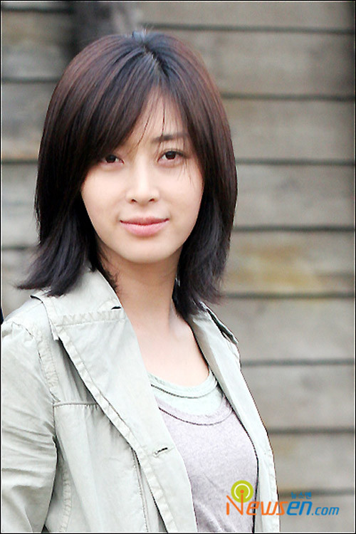 Là một người đa năng, hiện Song Yoon Ah thường xuyên được mời làm MC cho các lễ trao giải, các chương trình quan trọng. Nhờ chế độ nghỉ ngơi hợp lý mà sau khi sinh con, cô nhanh chóng lấy lại vóc dáng. Song Yoon Ah quá trẻ so với tuổi.