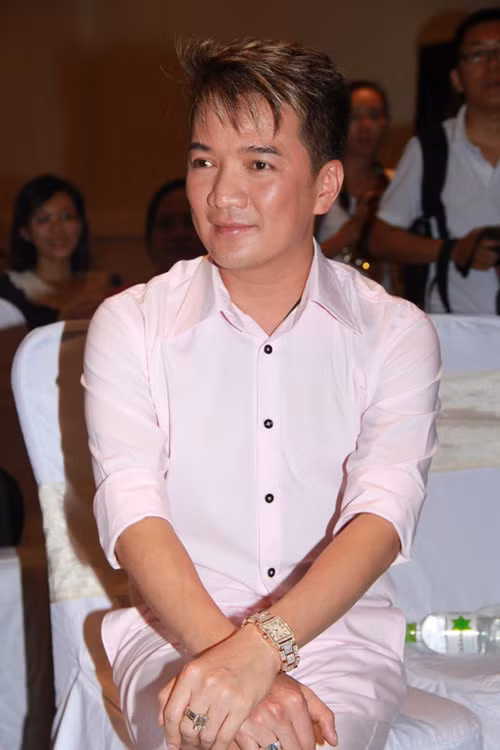 Nổi tiếng là một người thích chơi hàng hiệu, vì vậy Mr Đàm không thể bỏ quên những chiếc đồng hồ có thể làm nên đẳng cấp. Trong ảnh là chiếc đồng hồ tuyệt đẹp mặt vuông được Mr Đàm sử dụng trong buổi họp báo của The Voice.