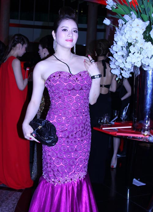 Trong một sự kiện khác, Lý Nhã Kỳ rất biết cách tạo dáng để khoe những món trang sức đắt giá của mình.