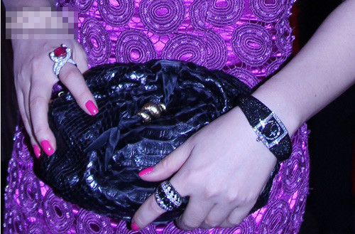 Chiếc đồng hồ màu đen đính kim cương lấp lánh.