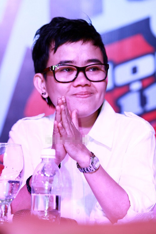 Trung thành phong cách tomboy, vì vậy Phương Uyên lựa chọn đồng hồ có chút hơi hướng nam tính. Ảnh chụp lúc Phương Uyên trong buổi họp báo The Voice nói về scandal dàn xếp kết quả.