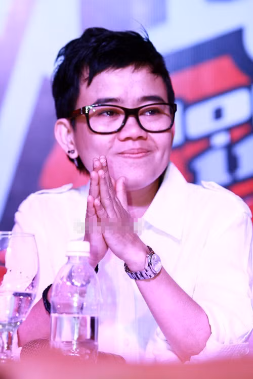 Trung thành phong cách tomboy, vì vậy Phương Uyên lựa chọn đồng hồ có chút hơi hướng nam tính. Ảnh chụp lúc Phương Uyên trong buổi họp báo The Voice nói về scandal dàn xếp kết quả.