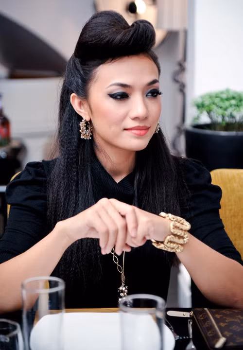 Chiếc đồng hồ và trang sức màu vàng giúp Tina Tình thật nổi bật trong trang phục đen.