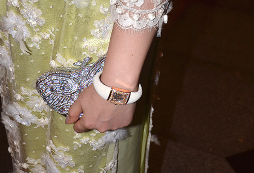 Lý Nhã Kỳ và chiếc đồng hồ đính kim cương, ví cầm tay có hình con bướm gắn đá quý.