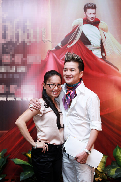 Đồ trắng kết hợp với đồng hồ trắng tạo nên sự thanh lịch và sang trọng.