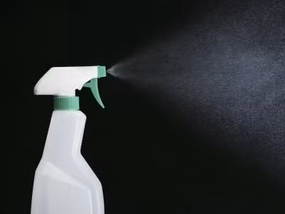 7. Làm sạch với các sản phẩm khử trùng: Làm sạch ngôi nhà bằng cách sử dụng các chất tẩy rửa có tính chất kháng khuẩn cao. Điều này có thật sự tốt? Rebecca Sutton, Tiến sĩ, nhà khoa học cao cấp cho biết: "có nhiều bằng chứng cho thấy rằng các hóa chất trong những chất tẩy rửa khử trùng được gọi là hợp chất amoni bậc bốn - có thể dẫn đến bệnh hen suyễn”.