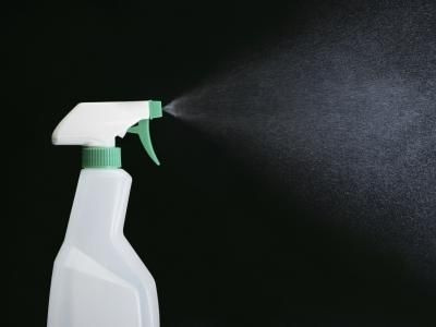 7. Làm sạch với các sản phẩm khử trùng: Làm sạch ngôi nhà bằng cách sử dụng các chất tẩy rửa có tính chất kháng khuẩn cao. Điều này có thật sự tốt? Rebecca Sutton, Tiến sĩ, nhà khoa học cao cấp cho biết: "có nhiều bằng chứng cho thấy rằng các hóa chất trong những chất tẩy rửa khử trùng được gọi là hợp chất amoni bậc bốn - có thể dẫn đến bệnh hen suyễn”. 7. Làm sạch với các sản phẩm khử trùng: Làm sạch ngôi nhà bằng cách sử dụng các chất tẩy rửa có tính chất kháng khuẩn cao. Điều này có thật sự tốt? Rebecca Sutton, Tiến sĩ, nhà khoa học cao cấp cho biết: "có nhiều bằng chứng cho thấy rằng các hóa chất trong những chất tẩy rửa khử trùng được gọi là hợp chất amoni bậc bốn - có thể dẫn đến bệnh hen suyễn”.