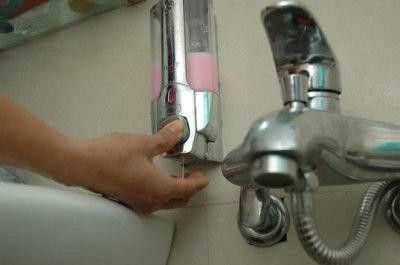 Không chỉ thế, các sản phẩm hóa chất làm sạch còn chứa butoxyethanol 2 - một chất gây ung thư, ethoxylates alkylphenol - có thể phá vỡ nội tiết tố và ethanolamines – có thể gây ra bệnh suyễn. Không chỉ thế, các sản phẩm hóa chất làm sạch còn chứa butoxyethanol 2 - một chất gây ung thư, ethoxylates alkylphenol - có thể phá vỡ nội tiết tố và ethanolamines – có thể gây ra bệnh suyễn.