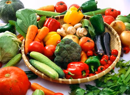 8. Bổ sung dinh dưỡng: Mọi người thường bổ sung dinh dưỡng mà không thật sự hiểu mình có thiếu hoặc thực sự cần chúng hay không. Và đôi khi, việc tăng cường chất dinh dưỡng lại có tác dụng ngược lại, ví dụ, bổ sung quá nhiều vitamin A có thể gây độc cho bào thai, vitamin C liều lượng lớn gây rối loạn đường tiêu hóa, B6 có thể gây tổn thương thần kinh...