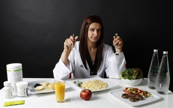 5. Bỏ ăn buổi sáng, tập trung buổi tối: Nhiều phụ nữ bỏ ăn sáng do không có thời gian hoặc muốn giảm lượng calo để buổi tối có thể ăn uống thoải mái với gia đình. Tuy nhiên việc này lại dễ dẫn đến tình trạng béo phì bởi bạn sẽ luôn có cảm giác thèm ăn và có thể ăn quá nhiều vào cuối ngày. Do đó, bạn nên ăn những đồ ăn nhẹ giàu dinh dưỡng vào buổi sáng hay trưa để không bị “cám dỗ” bởi bữa tối nhiều calo và hàm lượng chất béo cao. 5. Bỏ ăn buổi sáng, tập trung buổi tối: Nhiều phụ nữ bỏ ăn sáng do không có thời gian hoặc muốn giảm lượng calo để buổi tối có thể ăn uống thoải mái với gia đình. Tuy nhiên việc này lại dễ dẫn đến tình trạng béo phì bởi bạn sẽ luôn có cảm giác thèm ăn và có thể ăn quá nhiều vào cuối ngày. Do đó, bạn nên ăn những đồ ăn nhẹ giàu dinh dưỡng vào buổi sáng hay trưa để không bị “cám dỗ” bởi bữa tối nhiều calo và hàm lượng chất béo cao.