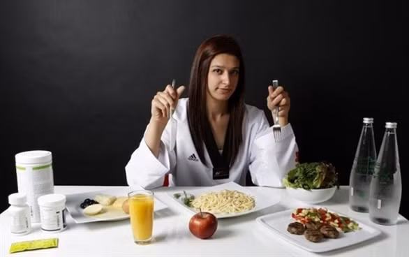 5. Bỏ ăn buổi sáng, tập trung buổi tối: Nhiều phụ nữ bỏ ăn sáng do không có thời gian hoặc muốn giảm lượng calo để buổi tối có thể ăn uống thoải mái với gia đình. Tuy nhiên việc này lại dễ dẫn đến tình trạng béo phì bởi bạn sẽ luôn có cảm giác thèm ăn và có thể ăn quá nhiều vào cuối ngày. Do đó, bạn nên ăn những đồ ăn nhẹ giàu dinh dưỡng vào buổi sáng hay trưa để không bị “cám dỗ” bởi bữa tối nhiều calo và hàm lượng chất béo cao.